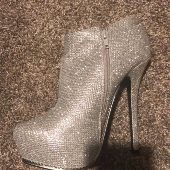 Beautiful silver stilettos!!!! - Picture 4 of 6